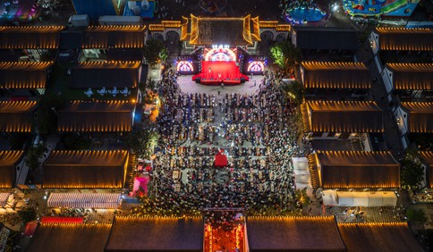 青岛最有“钱”的街区，一场烟花音乐啤酒节正在举办