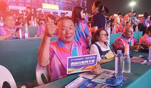 新闻周刊｜“这个夏天，我和市长一起开酒。”56岁外卖骑手成为啤酒节“代言人”背后的故事