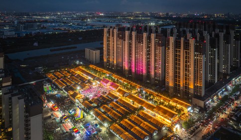 一场烟花音乐啤酒节正在青岛最有“钱”的街区举办