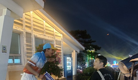 外国人在啤酒节｜“最大挑战是高峰时段，但很享受这种挑战！”国际志愿者首次亮相啤酒节