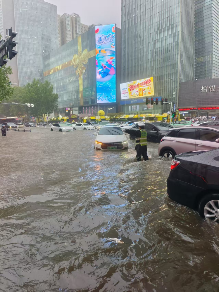 中原区暴雨红色预警，郑州停产停业停课停运