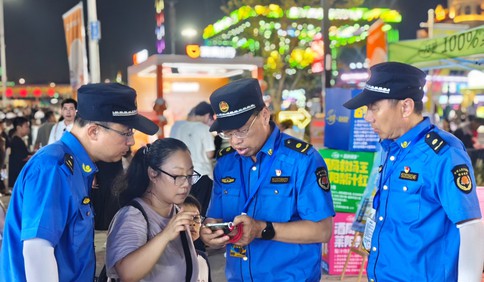 青岛西海岸新区综合行政执法局：“执法蓝”护航啤酒节，文明风映照金沙滩