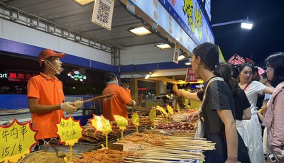 啤酒节面孔｜“日销万串”的烧烤四人组：一天忙活14小时，220℃烤炉前日行2万步