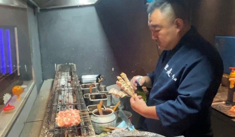 青島故事丨“青島馬東錫”的煙火江湖——“日漂”18年回青，他將米其林味道融入燒鳥點亮城市煙火