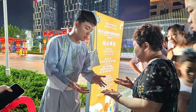 啤酒节面孔｜啤酒节崂山会场的“拳王”，忙昏头了，但是幸福指数真高啊