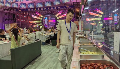 首次试水啤酒节，26岁小伙当起“篷”主！大二开始创业，贵州农村娃在青岛闯出一片天地