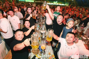 青岛啤酒节在碰杯声中迎来完美谢幕