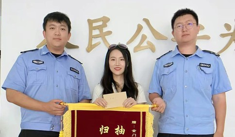 青島故事丨千里送錦旗！青島民警暖心尋回游客“記憶相機”