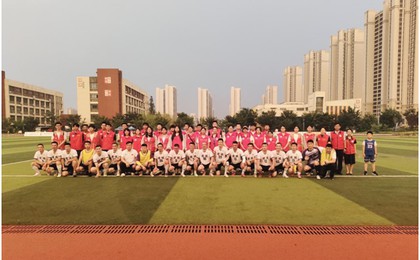 雨中赛场暖意浓 恒集公益志愿者护航2025潍坊市足...