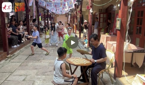 半島V視｜好戲不怕短！15分鐘沉浸式戲劇《文明里院》上演，爺孫同臺演繹青島故事