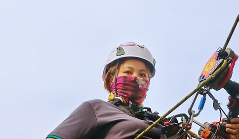 青島故事丨空中“飛人”，巾幗不讓須眉！85后夫妻檔扎根青島裝空調(diào)，高難度“送清涼”，收獲一城溫暖