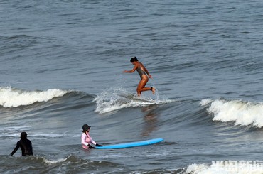 青島：年輕人逐浪 享沖浪激情