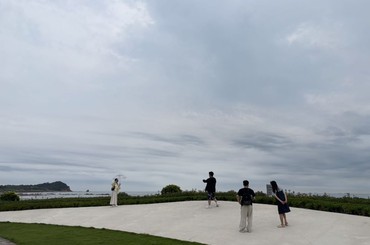 雨后享清涼！青島海邊人氣旺
