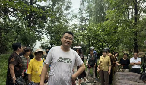青島故事｜公園散步遇老太落水，90后小伙兒火速跳水救援
