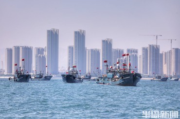 青岛胶州湾渔船鸣笛启航