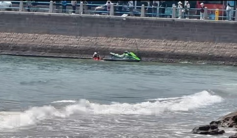 青島故事｜最暖“公主抱”！青島海邊女孩落水，救援隊3分鐘救上岸，家屬赴青送錦旗致謝