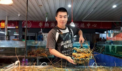 青島故事｜辭去鐵飯碗，回家賣海鮮！青島90后小伙一年銷售近200萬(wàn)