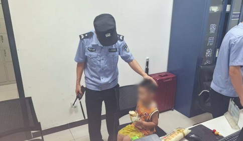 青島故事｜三歲男童家門口走失，被民警帶回派出所后淡定地吃起面包、棒棒糖