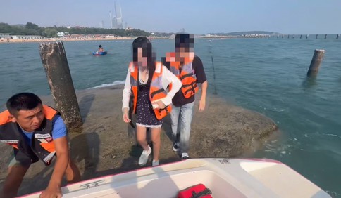 青島故事丨火速營救！西安小情侶漲潮被困大壩，青島救援隊2分鐘救起