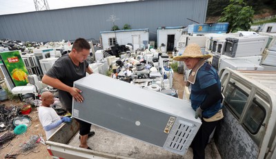 青島故事｜國補發力帶火舊家電！二手市場爆單、零件“復活”利用，回收師傅連軸轉見證行業熱