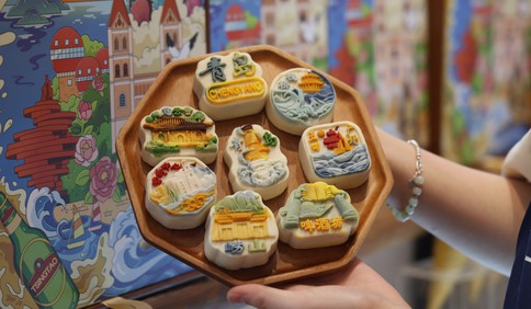 青島故事丨把青島“裝進”月餅 一起回家團圓！青島嫚推出文創月餅“出圈” 網友直呼“色香味都很青島”
