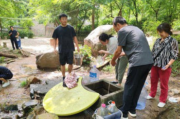 雨后浮山泉水盈 青岛市民取水忙