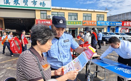 膠州市警銀聯動開展反詐反假幣宣傳 守好群眾錢袋...
