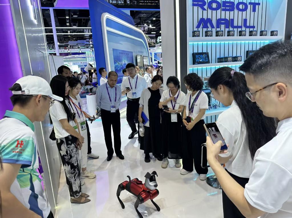 全球首个具身智能机器人4S店亮相东博会