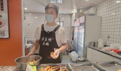 青岛故事｜曾经年薪百万，如今当起小老板！家居职业经理人辞职创业，开店五天卖出上百只卤鹅