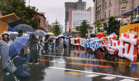 笑浪来袭，“雨”众同乐！第二届青岛里院喜剧节盛大启幕，现场陈佩斯、倪萍、蔡明、黄渤、夏雨、管乐……喜剧明星爆梗不断
