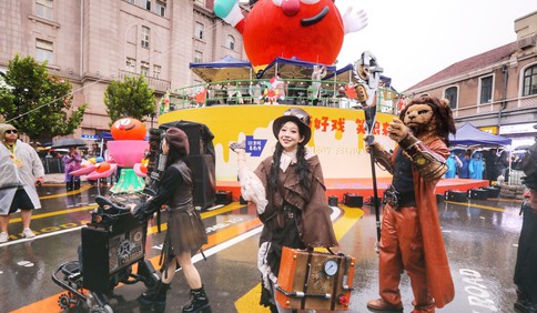 里院喜剧节雨中开幕，游行欢乐不断展精彩
