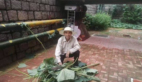 青岛故事 | 80岁老党员管凤桐与他的“移动磨刀摊”