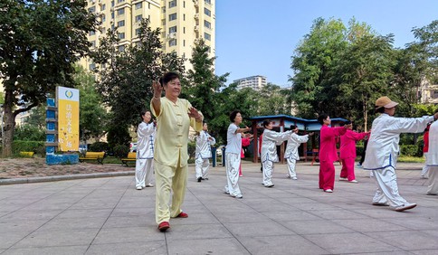 青岛故事｜67岁王化凤用手上功夫写人生，用心里“功夫”暖社区