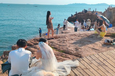 秋高气爽 青岛前海一线热度不减