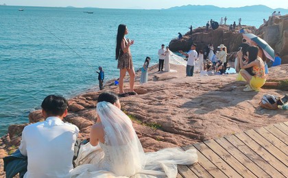 秋高氣爽 青島前海一線熱度不減