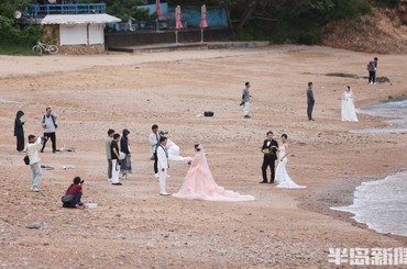 青岛太平角一路：海天一色婚纱点缀 滨海浪...