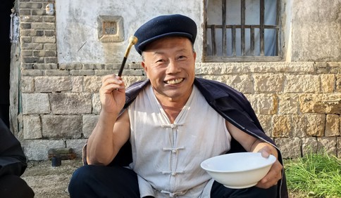 青岛故事｜59岁青岛大爷放下百万生意，参演第一部短剧播放量超2.4亿