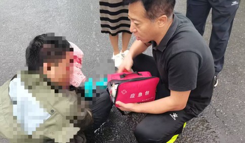 青岛故事｜雨中“暖”景！两车相撞男子多处受伤，他紧急救援撑伞守护