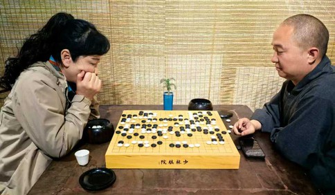青岛故事｜学汉语、 追《甄嬛》、读《论语》、吃火锅，韩国“围棋大姨”的别样中国瘾