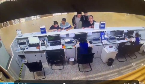 青岛故事｜这次又被暖到了！年迈老人登机前走散，青岛机场紧急寻找助力父女团聚