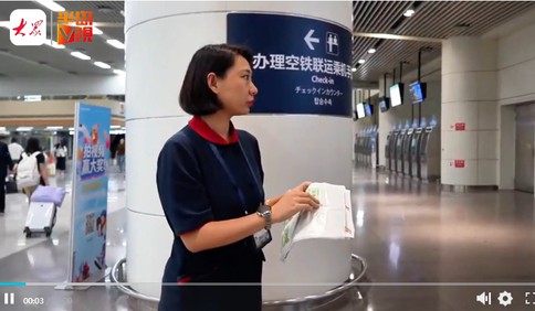 青岛故事｜从车厢门“陪跑”到登机口！一张粘贴见证青岛机场联动高铁站接力护送晚点旅客赶飞机