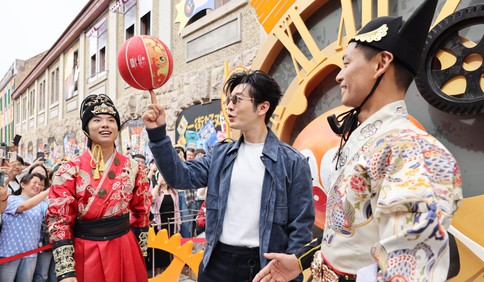 黄晓明回家助力青岛里院喜剧节！亲密互动小影迷，温情与欢乐齐在线