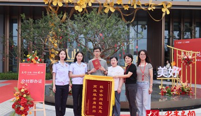 青岛税务：秋风送爽“证”当时，移动税务“易”路随