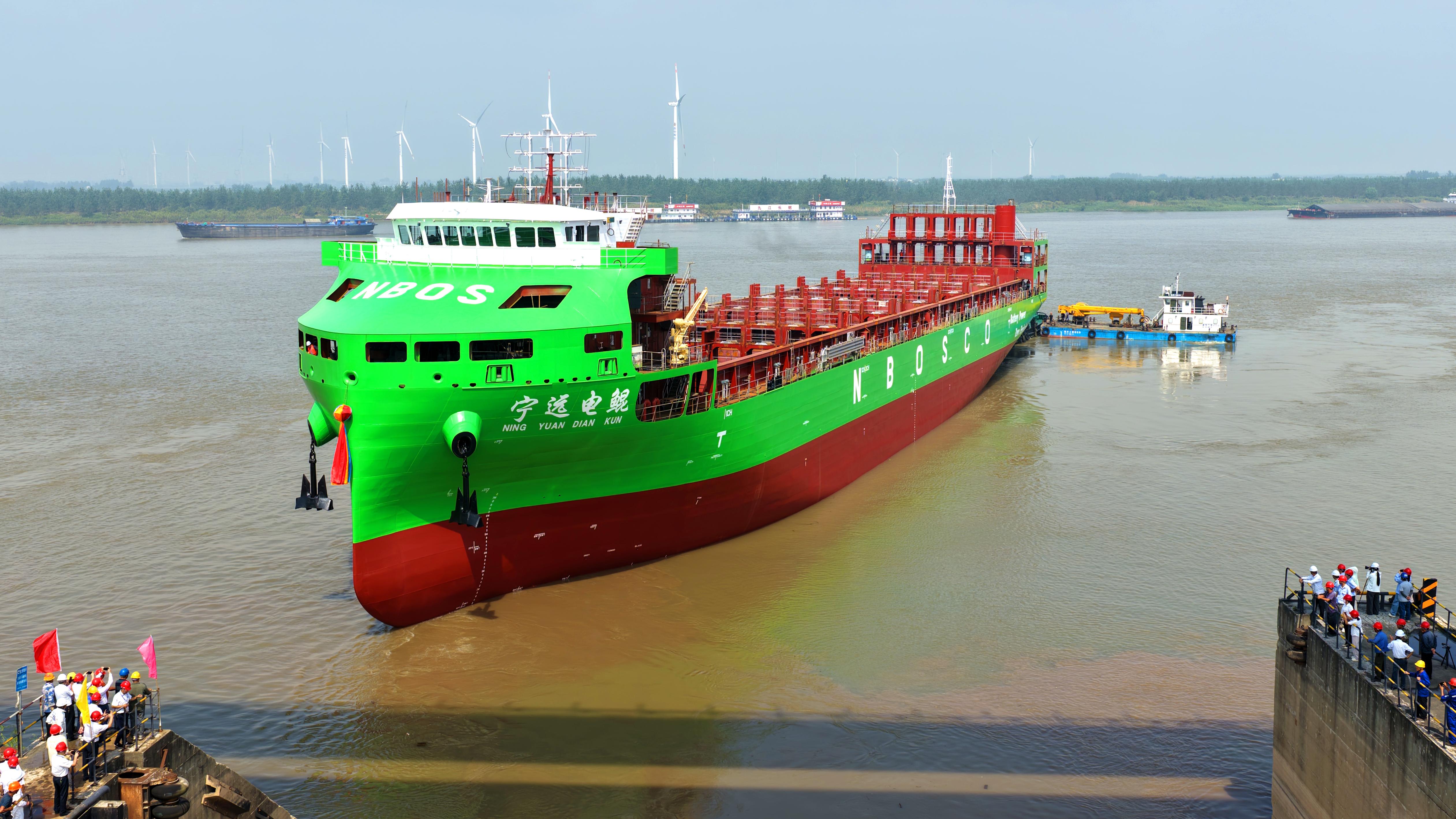 全球最大！万吨级纯电动智能海船在江西湖口成功下水