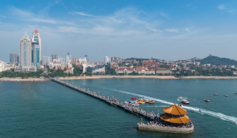 国庆中秋假期，青岛栈桥人山人海