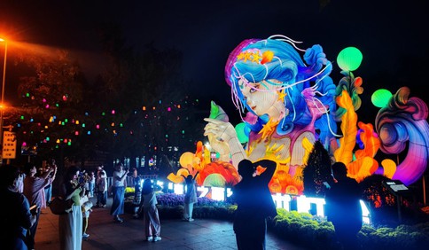 这里是青岛｜中山公园假期夜游人气旺