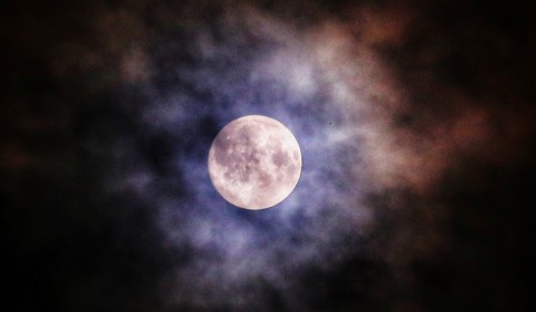 中秋圆月穿云行，雨后夜空添诗意