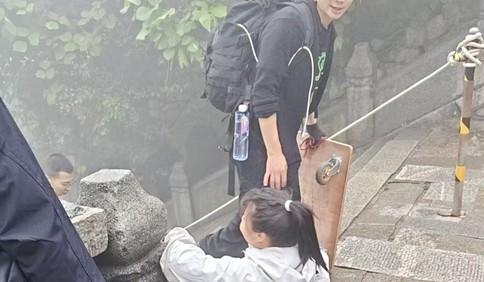 青岛故事|心比山高！再一次挑战！青岛截瘫女孩征服泰山，她想鼓励残疾人跨越心中的大山