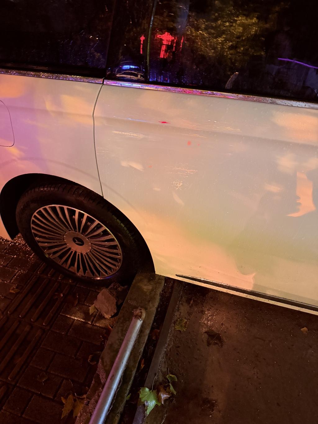 倒猛了？倒蒙了？ 岚图梦想家自动泊车“骑”上路沿石受损