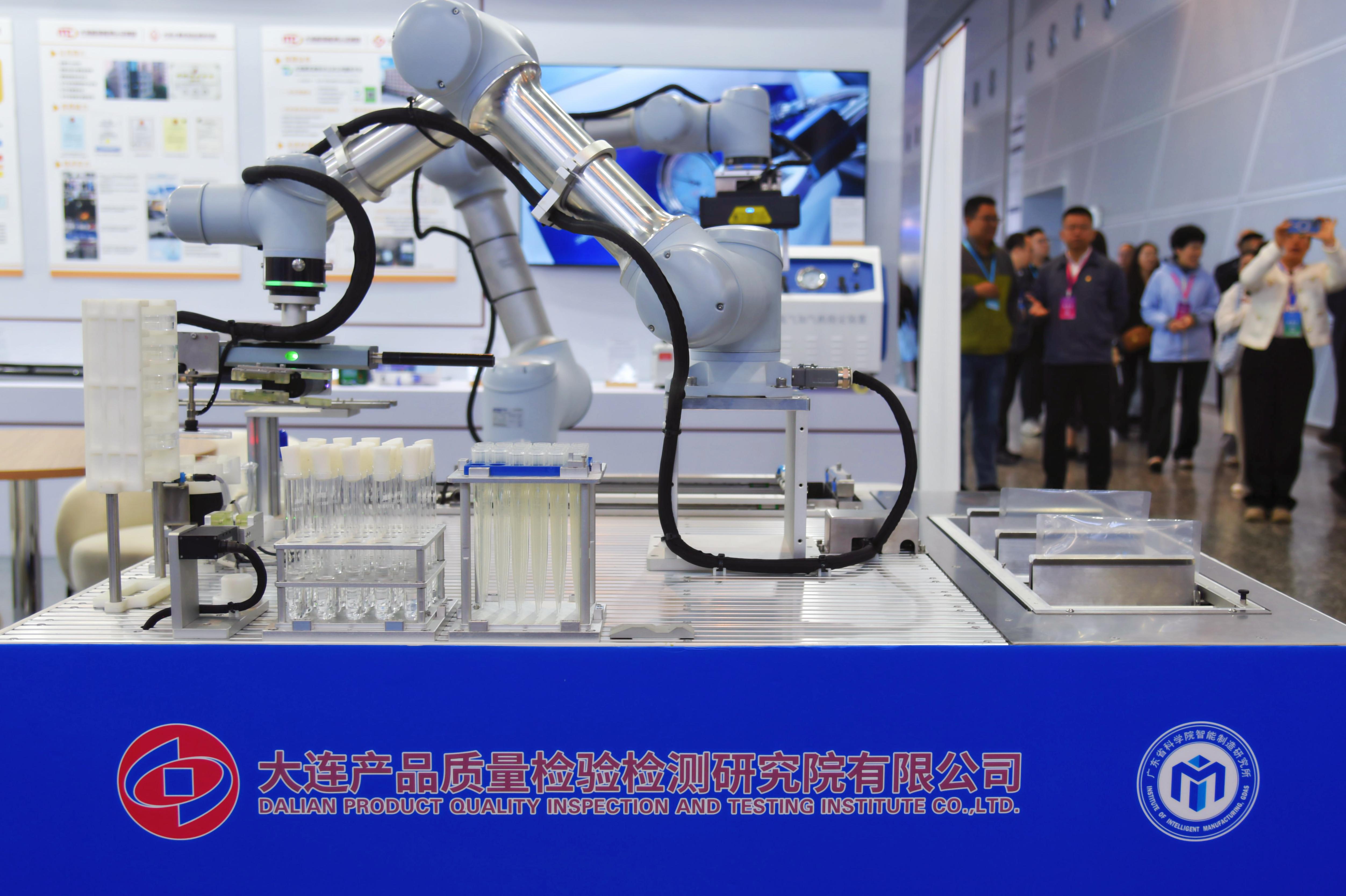 仿人臂微生物智能检测机器人发布